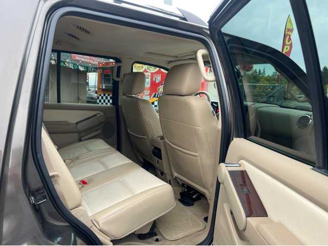 Ford Explorer Image 6